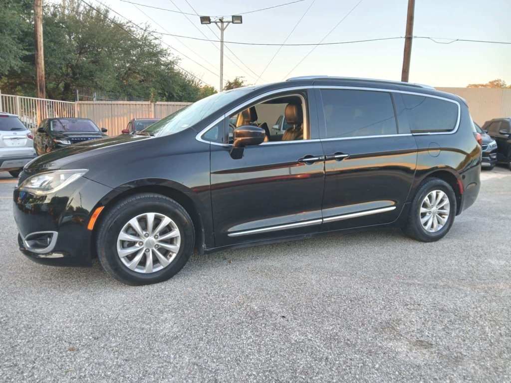 2019 Chrysler Pacifica Touring L's photo