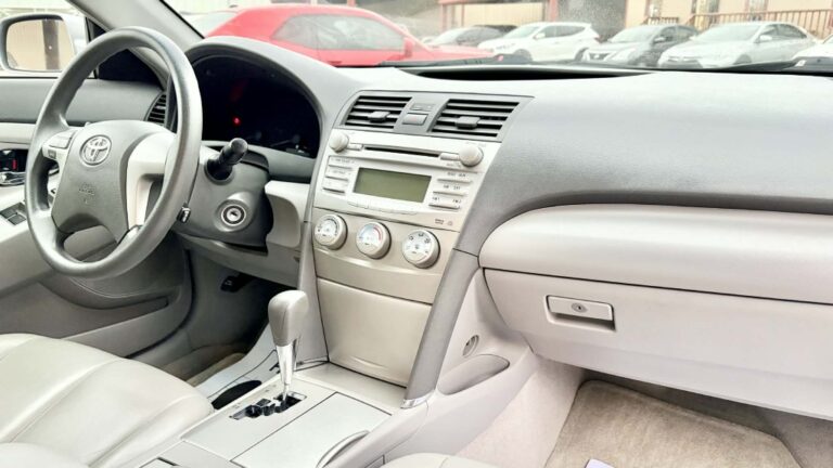 2010 TOYOTA CAMRY LE