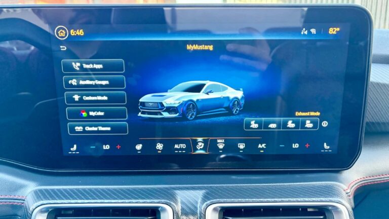 2026 FORD MUSTANG PREMIUM